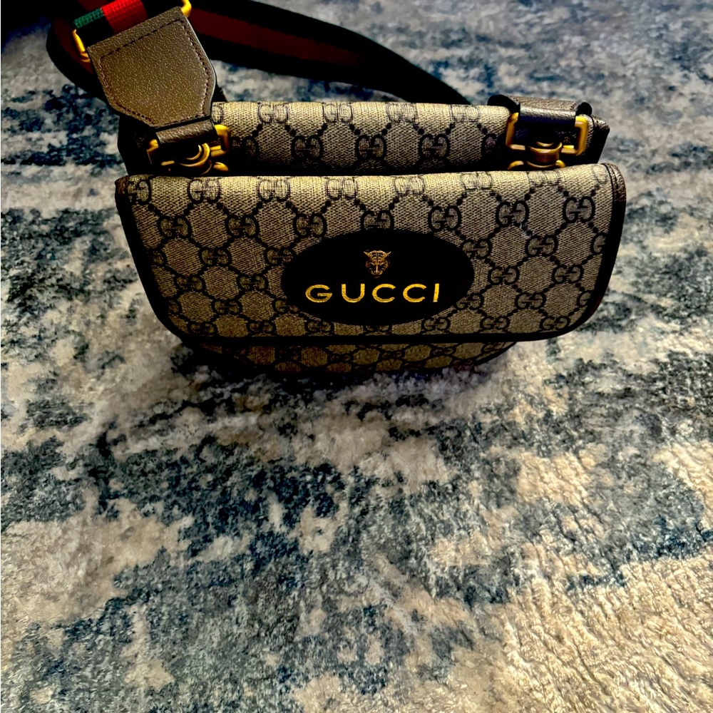 This is a new gucci messenger bag
